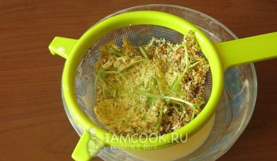 сливочный пудинг с цветами бузины