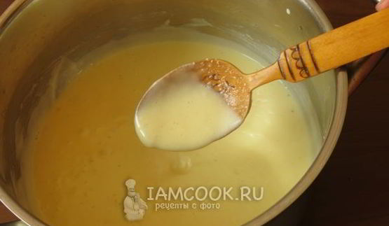 сливочный пудинг с цветами бузины