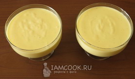 сливочный пудинг с цветами бузины