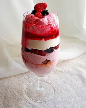 Слоеный десерт Малиновый трайфл