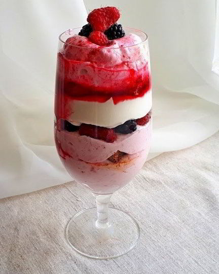 Рецепт слоеного десерта малинового трайфл