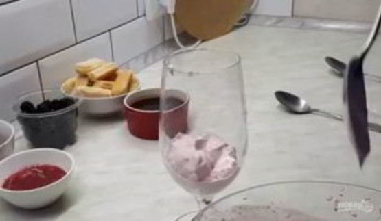 слоеный десерт малиновый трайфл