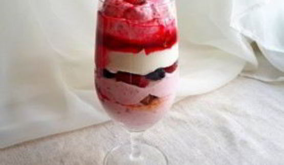 слоеный десерт малиновый трайфл