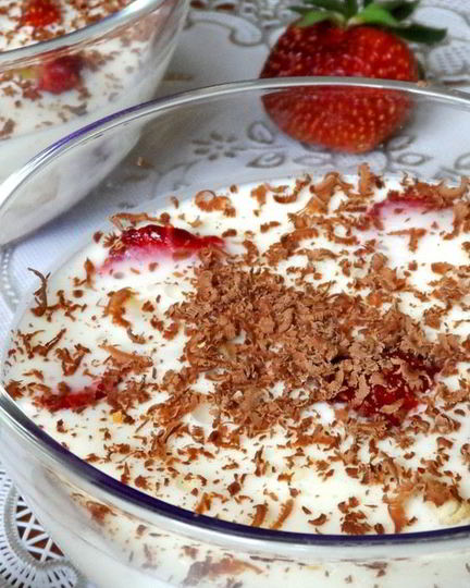 Рецепт сметанного желе с бананом и клубникой