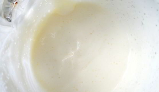 сметанное желе с бананом и клубникой