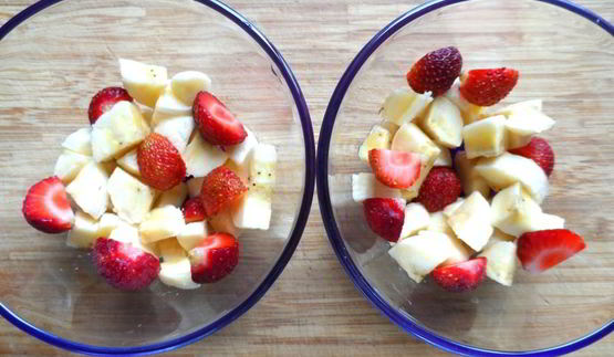 сметанное желе с бананом и клубникой