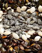 Соленые жареные тыквенные семечки с тимьяном