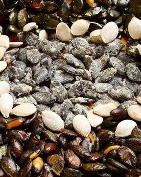 Соленые жареные тыквенные семечки с тимьяном