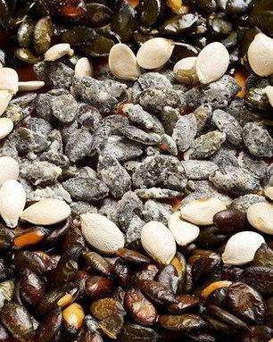 Соленые жареные тыквенные семечки с тимьяном