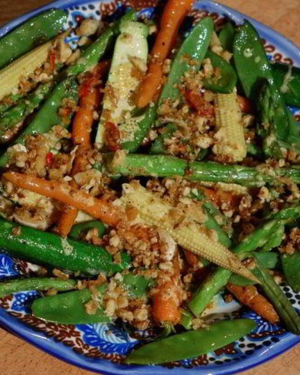 Рецепт весенних овощей под хрустящим крамблом