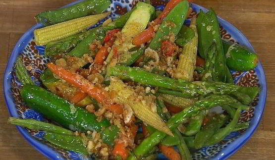 весенние овощи под хрустящим крамблом