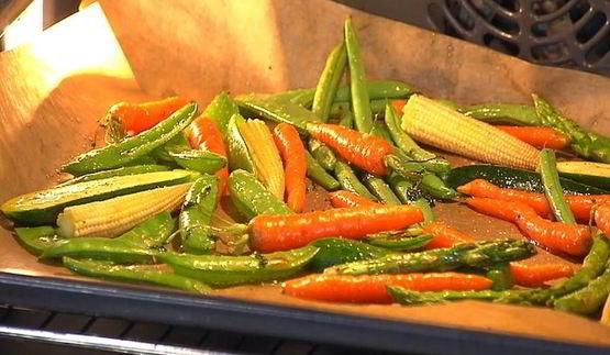 весенние овощи под хрустящим крамблом