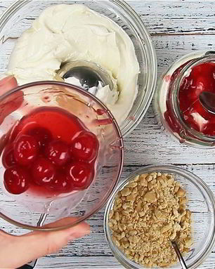 Вишневый десерт в банке