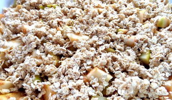 яблоки, запеченные под овсяным крамблом