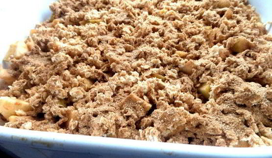 яблоки, запеченные под овсяным крамблом