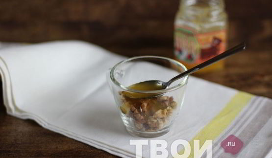 яблоко, запеченное с орехами