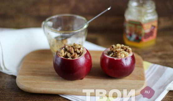 яблоко, запеченное с орехами