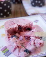 Замороженный десерт с натуральным йогуртом и ягодами