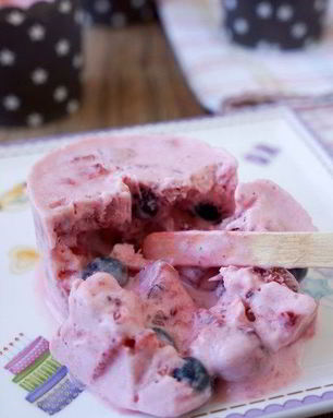 Замороженный десерт с натуральным йогуртом и ягодами