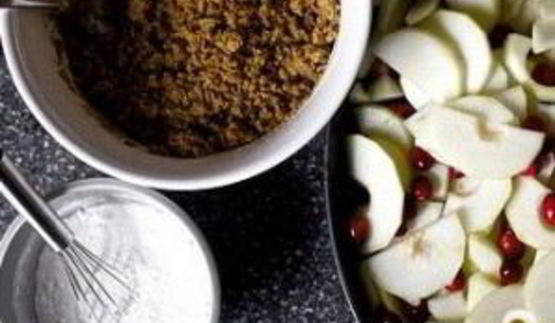 запеченные груши с посыпкой из теста