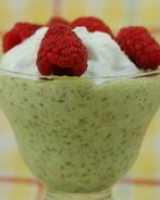 Зеленый пудинг из тапиоки с зеленым чаем и фисташками