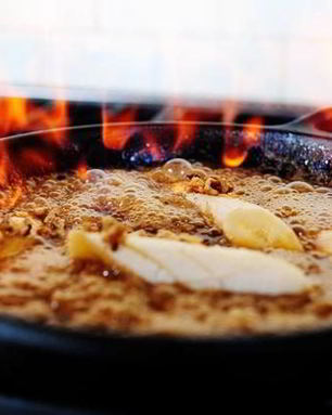 Жареные бананы с ромом и орехами