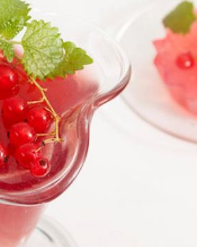 Желе из красной смородины с листьями мелиссы