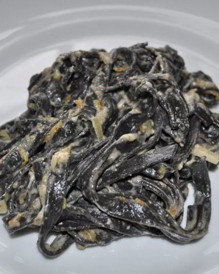 Рецепт черной итальянской лапши в грибном соусе