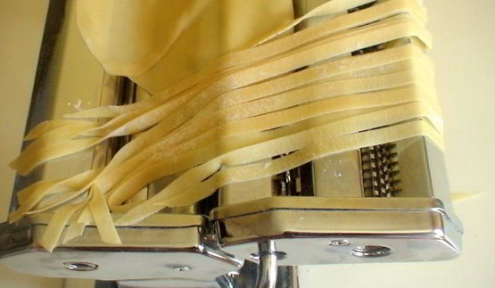 домашняя лапша в горшочке