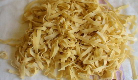 домашняя лапша в горшочке