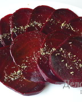 Гарнир из вареной свеклы с заправкой из горчицы, бальзамического уксуса и оливкового масла