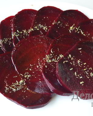 Гарнир из вареной свеклы с заправкой из горчицы, бальзамического уксуса и оливкового масла