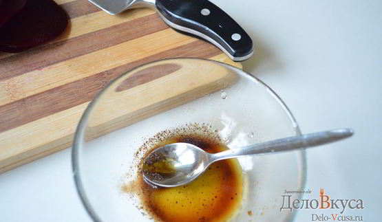 гарнир из вареной свеклы с заправкой из горчицы, бальзамического уксуса и оливкового масла