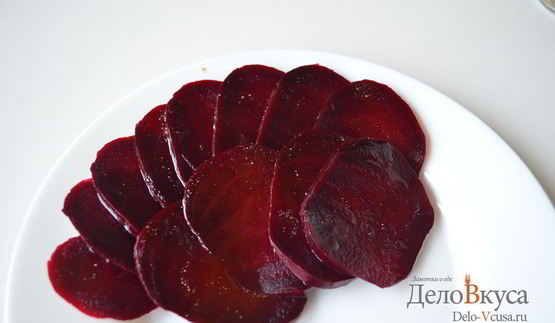 гарнир из вареной свеклы с заправкой из горчицы, бальзамического уксуса и оливкового масла