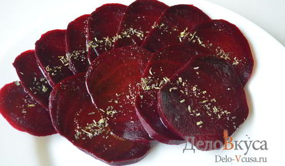 гарнир из вареной свеклы с заправкой из горчицы, бальзамического уксуса и оливкового масла