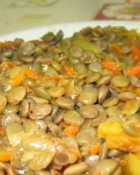 Чечевица желтая на сковороде