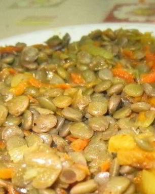 Чечевица желтая на сковороде