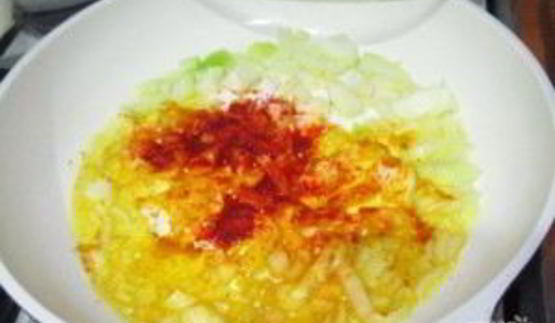 чечевица желтая на сковороде