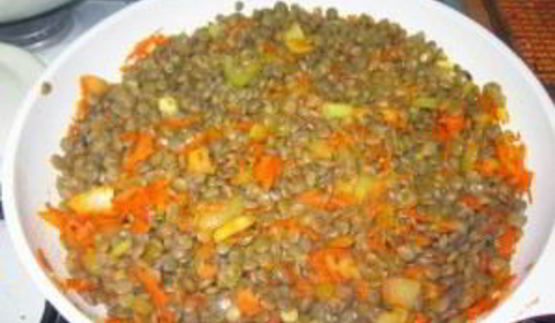 чечевица желтая на сковороде