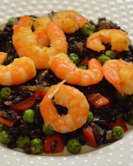 Рецепт черного риса с овощами и креветками