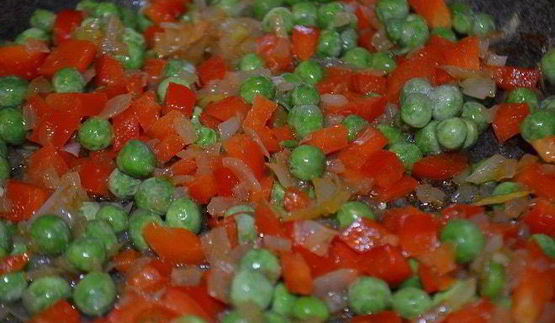 черный рис с овощами и креветками