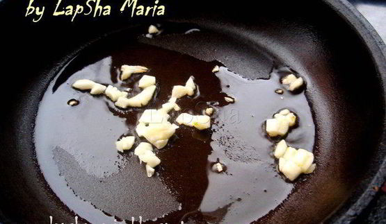 чесночный картофель с зеленью петрушки