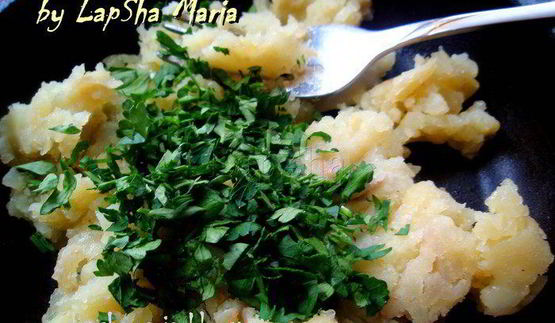 чесночный картофель с зеленью петрушки