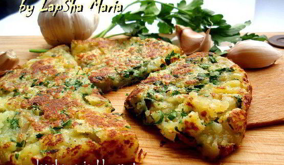 чесночный картофель с зеленью петрушки