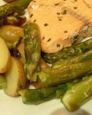 Картофель и спаржа с мятой и лимонным маслом