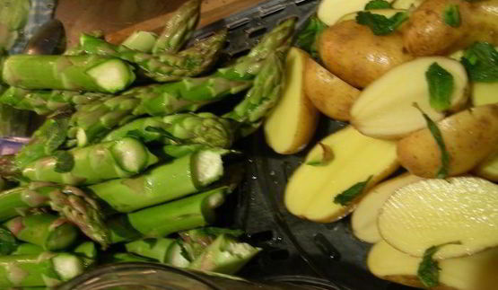 картофель и спаржа с мятой и лимонным маслом