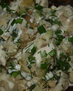 Картофель молодой со сметаной и зеленью