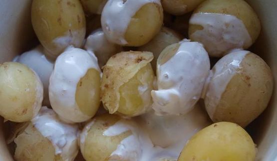 картофель молодой со сметаной и зеленью