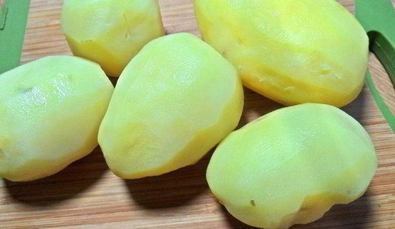 картофель с беконом, авокадо и сыром