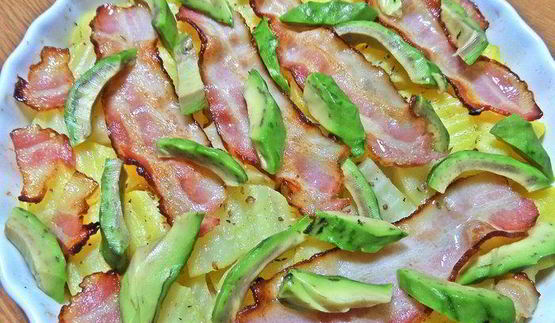 картофель с беконом, авокадо и сыром